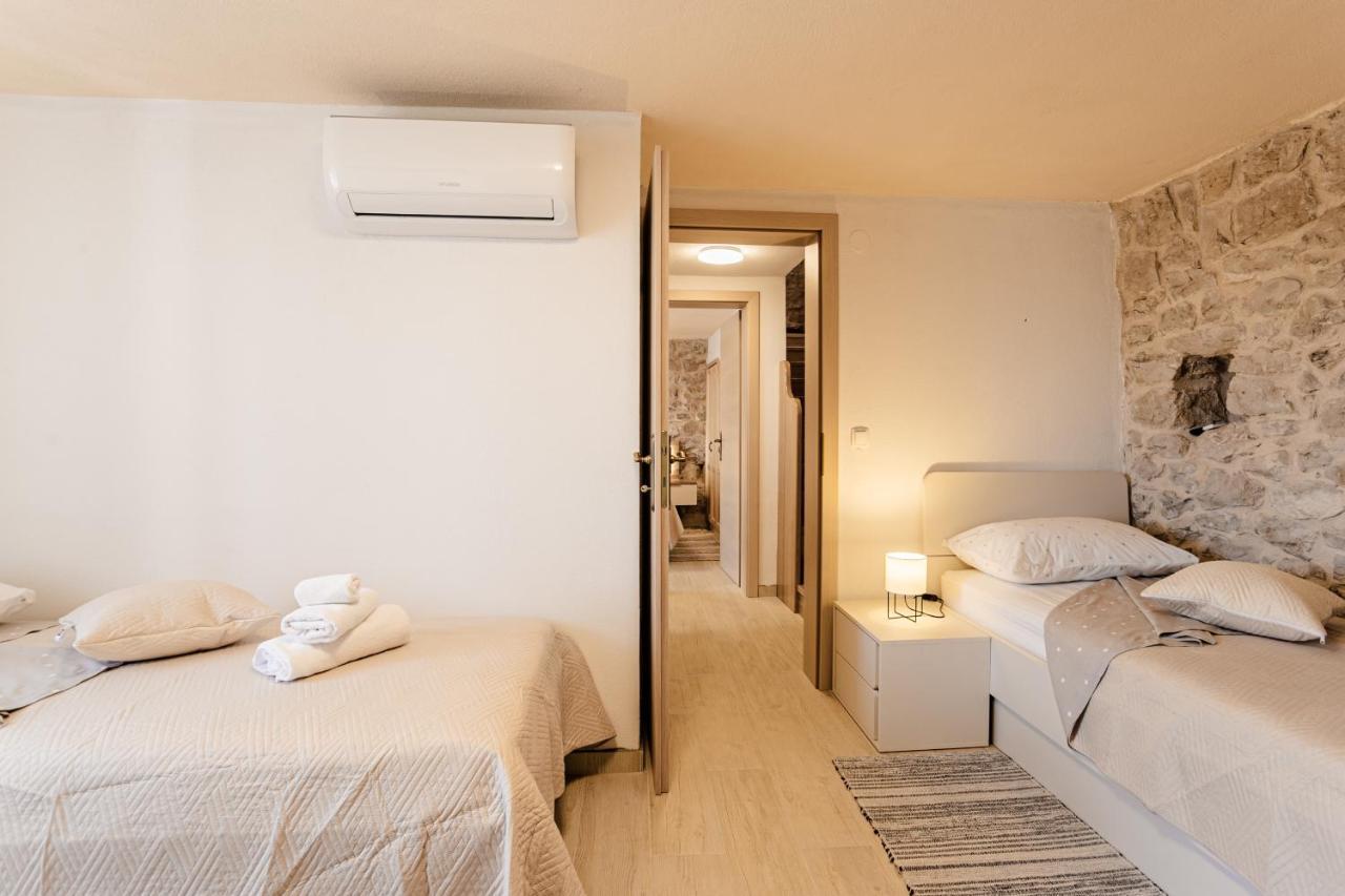 Patakun Holiday Home For 5, With Heated Pool Lecevica المظهر الخارجي الصورة