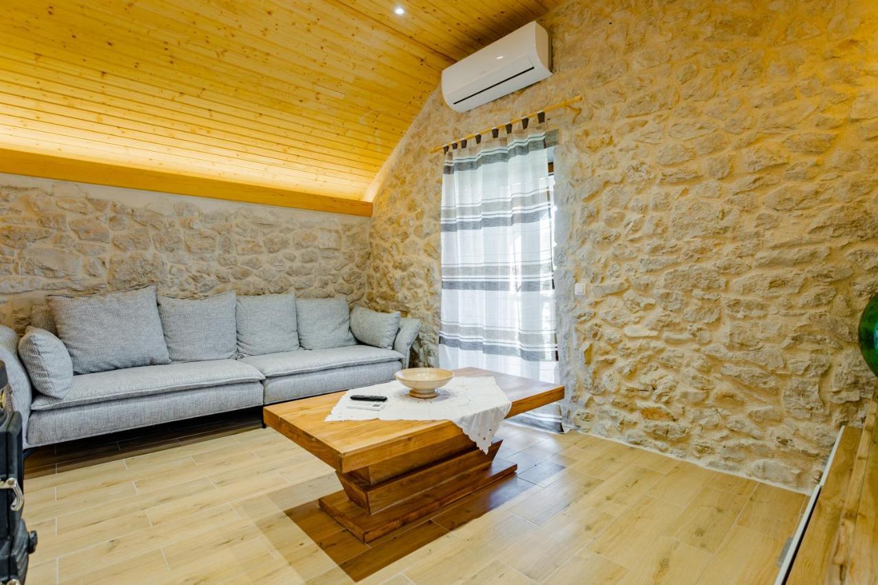 Patakun Holiday Home For 5, With Heated Pool Lecevica المظهر الخارجي الصورة