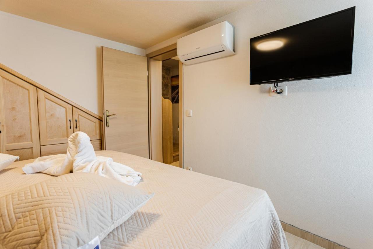 Patakun Holiday Home For 5, With Heated Pool Lecevica المظهر الخارجي الصورة