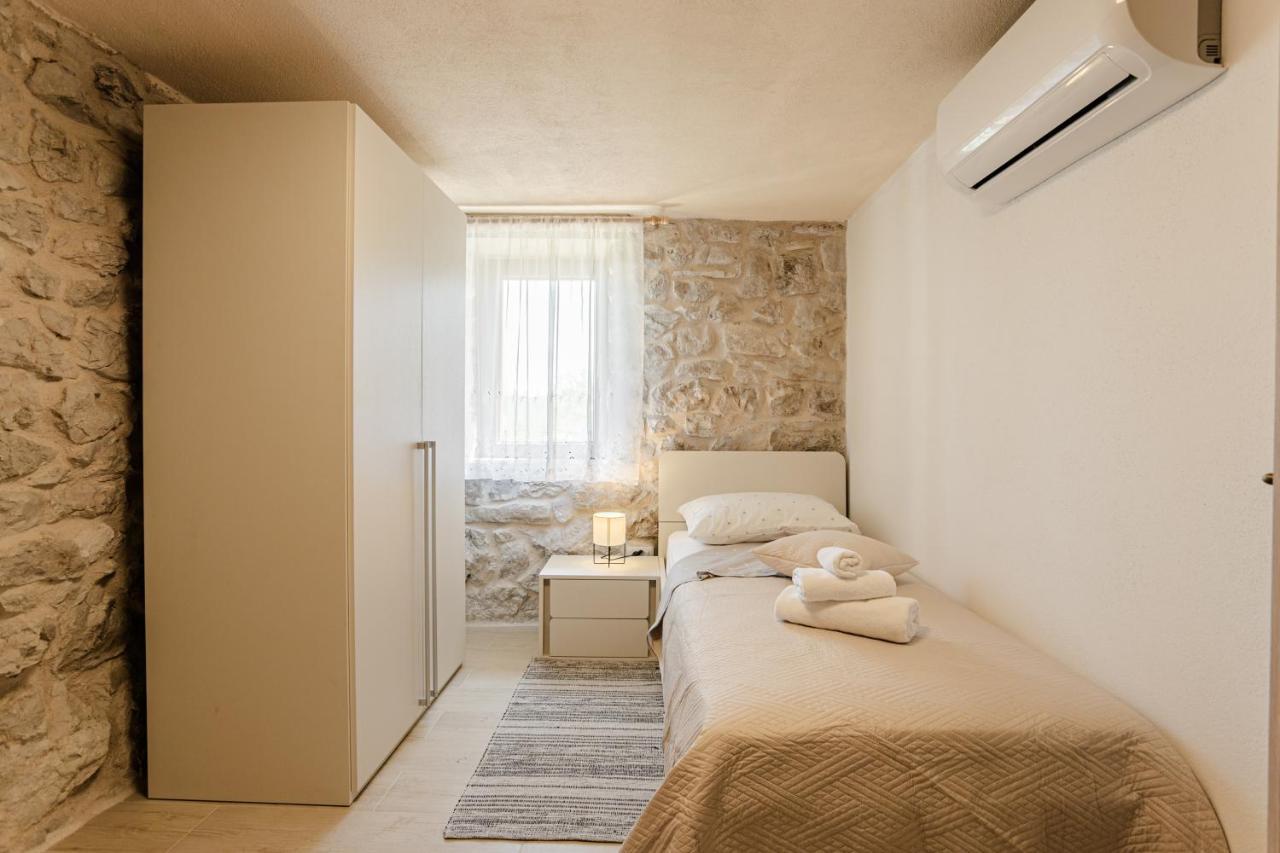Patakun Holiday Home For 5, With Heated Pool Lecevica المظهر الخارجي الصورة