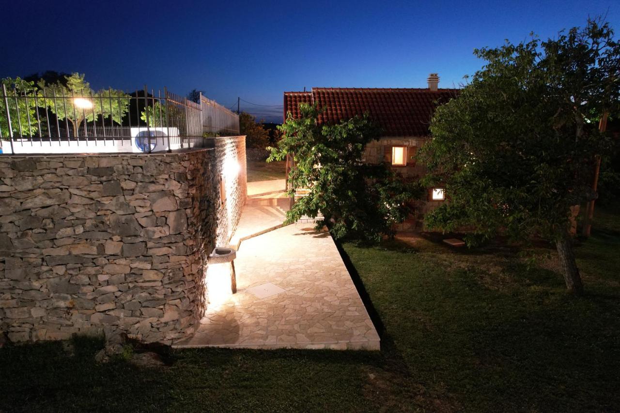 Patakun Holiday Home For 5, With Heated Pool Lecevica المظهر الخارجي الصورة