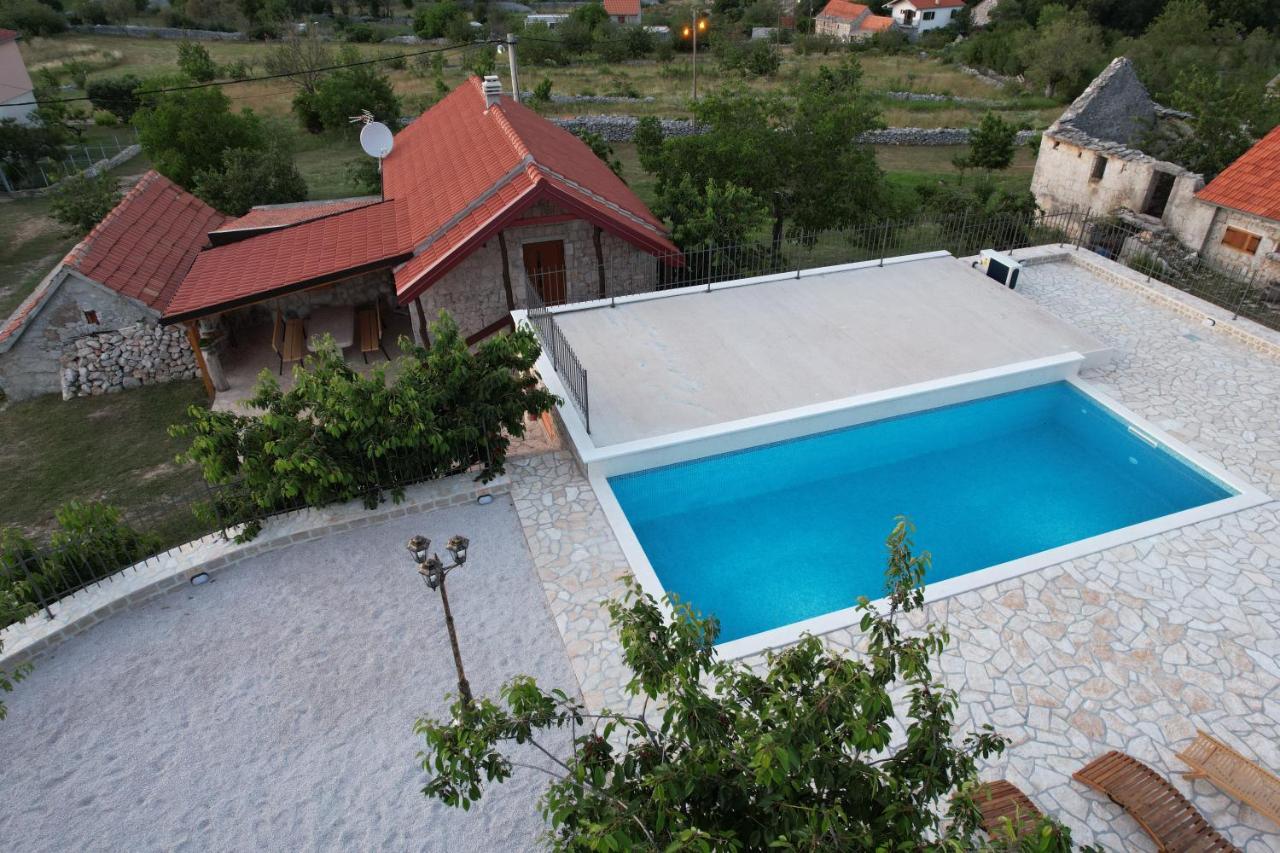 Patakun Holiday Home For 5, With Heated Pool Lecevica المظهر الخارجي الصورة