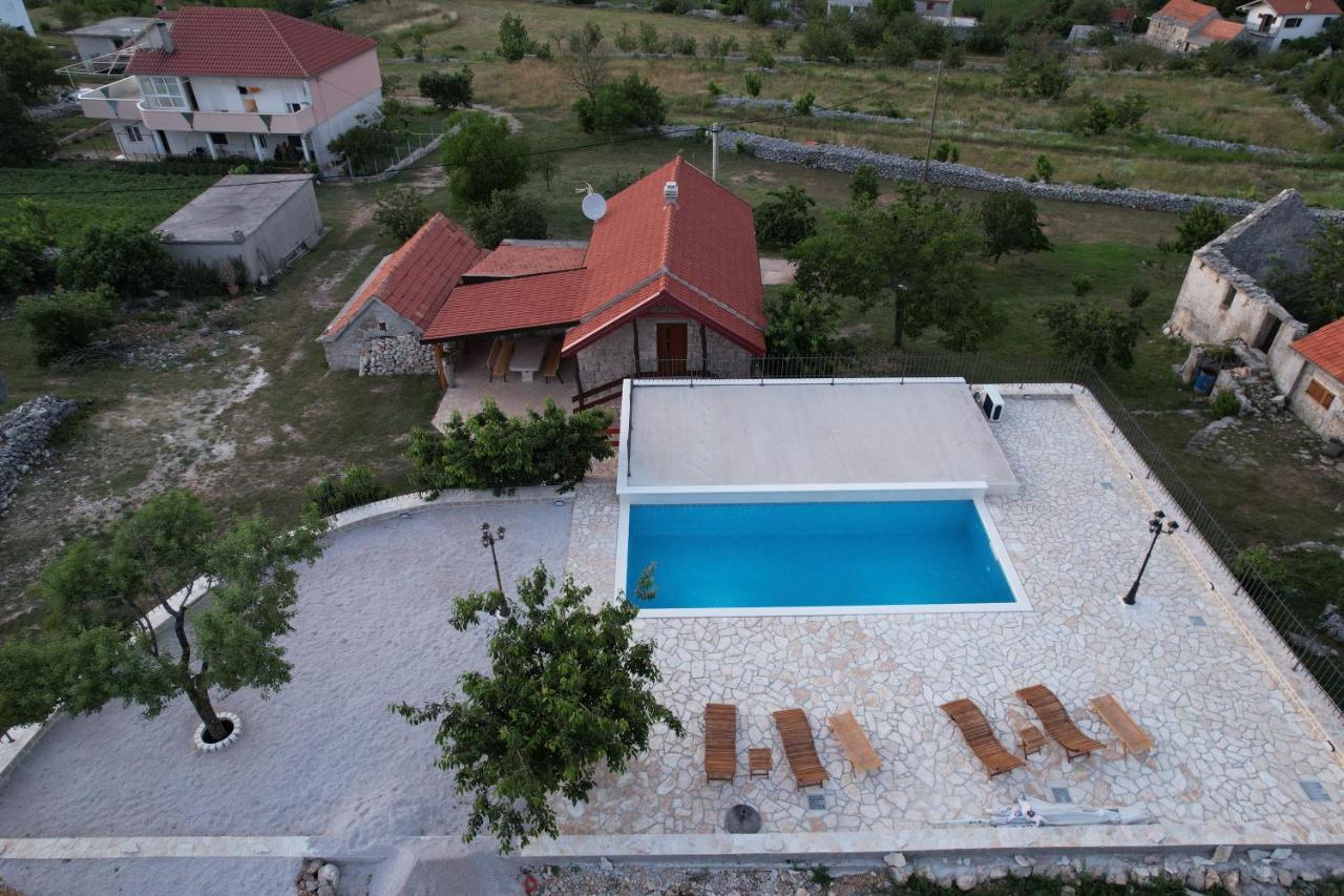 Patakun Holiday Home For 5, With Heated Pool Lecevica المظهر الخارجي الصورة